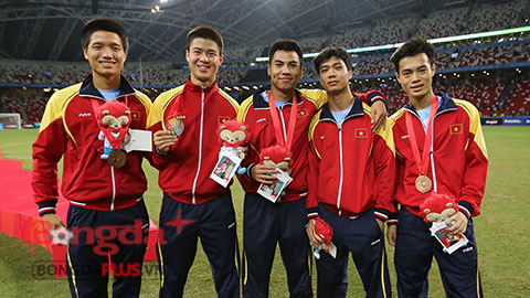 Với Minh Long, Đức Huy, Duy Mạnh, Công Phượng và Văn Toàn, tấm HCĐ mới chỉ là sự khởi đầu cho hành trình của họ tại SEA Games - Ảnh: Đức Cường