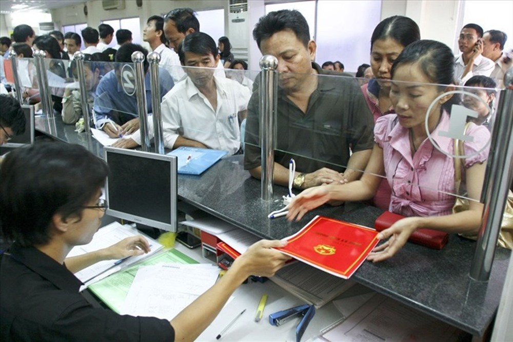 Mức lương của công chức còn nhiều bất hợp lý. Ảnh: LAODONG