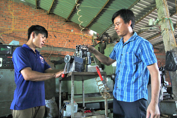 Sáng chế cưa tự động, xuất sang châu Phi - Ảnh 1. Sáng chế cưa tự động, xuất sang châu Phi - Ảnh 1.