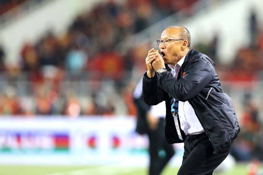 HLV Park Hang-seo luôn biết cách tạo nên vị thế cũng như nâng tầm cho bóng đá Việt Nam dù chỉ là những hành động nhỏ nhất, nhưng rất chuyên nghiệp và lịch thiệp. Ảnh: Đ.Đ