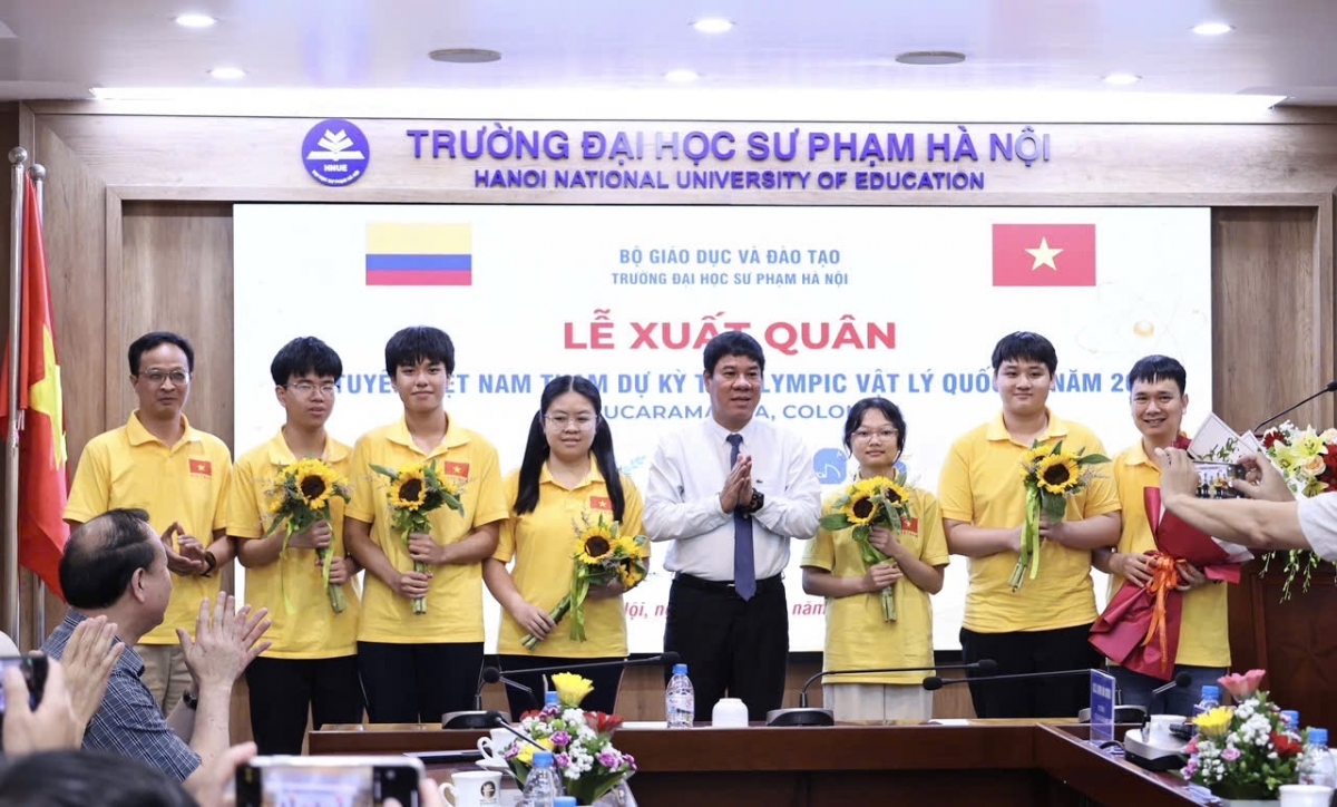 2/5 thành viên đội tuyển Việt Nam tham dự IPhO năm 2026 là nữ và có 2 học sinh đạt điểm tuyệt đối 30/30 trong bài thi lý thuyết (Ảnh: moet)
