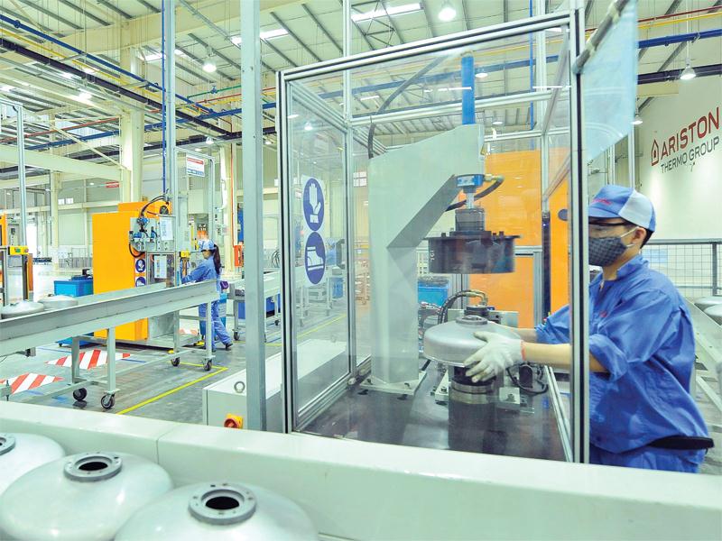 Dây chuyền sản xuất bình nước nóng Ariston tại Việt Nam.