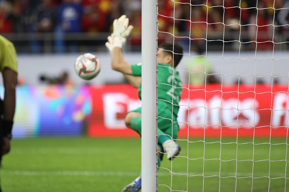 Thủ môn Văn Lâm đã có một pha cản phá xuất thần cú sút trên chấm 11m của cầu thủ Jordan. Ảnh: Hữu Phạm.