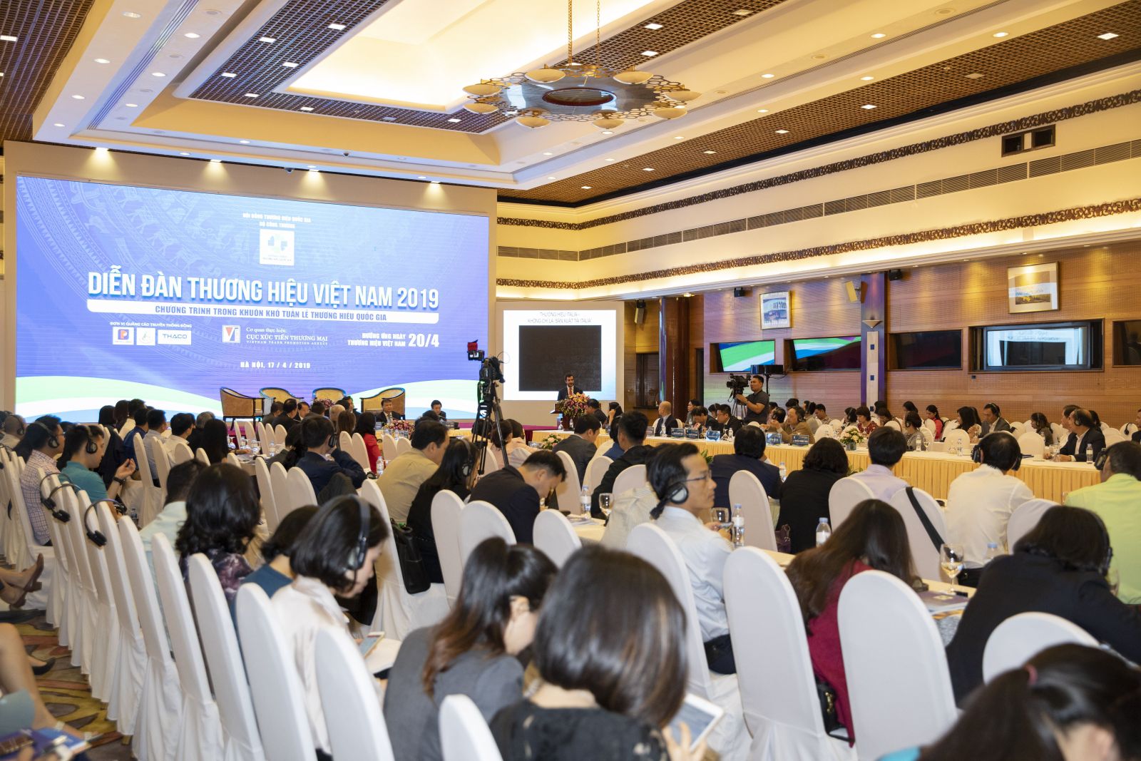 Toàn cảnh diễn đàn