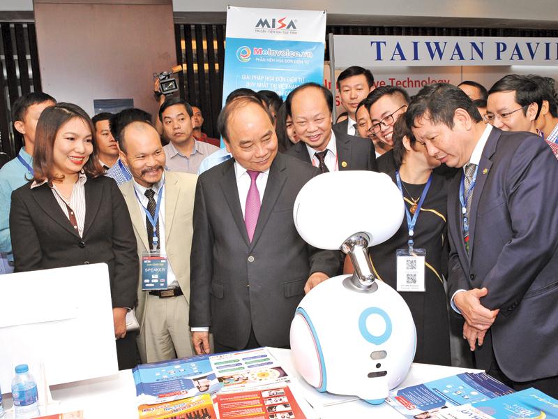 Thá»§ tưá»ng Nguyá»
n Xuân Phúc tham quan triá»n lãm thà nh tá»±u kinh tế tư nhân trưá»c thá»m Diá»
n Äà n kinh tế Viá»t Nam 2019.